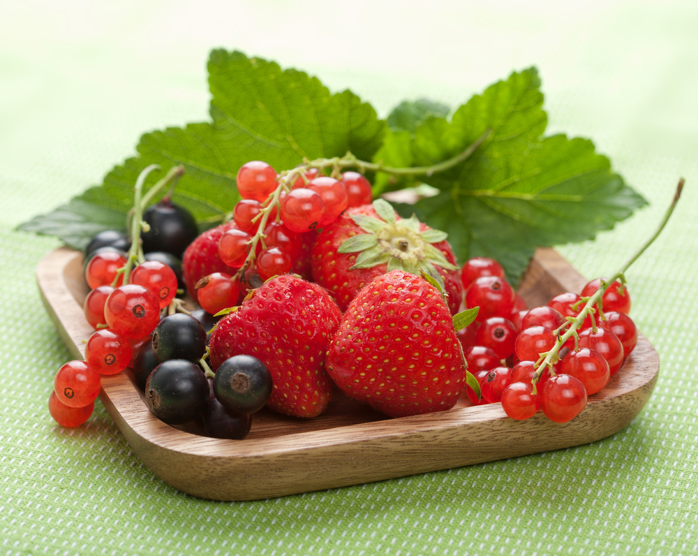 Полезные ягоды - малина, клубника, черная смородина, крыжовник и облепиха