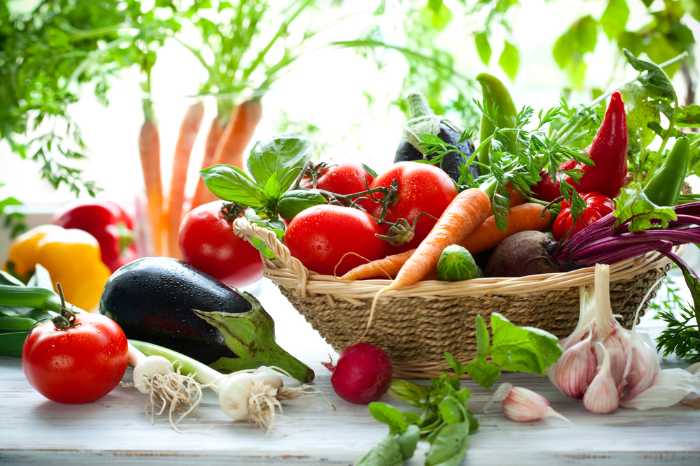 Полезные овощи - помидор, капуста, лук, редис и укроп