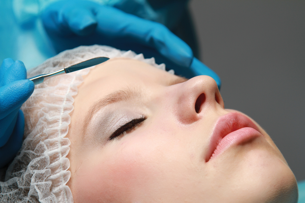 Подтяжка лица: пластическая хирургия  вернет красоту и молодость