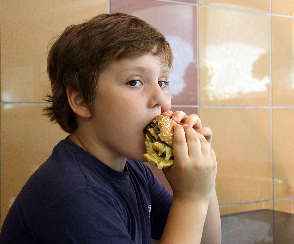 Подростки, страдающие перееданием, чаще употребляют наркотики