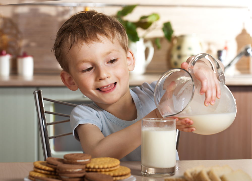 Детям достаточно двух стаканов молока в день